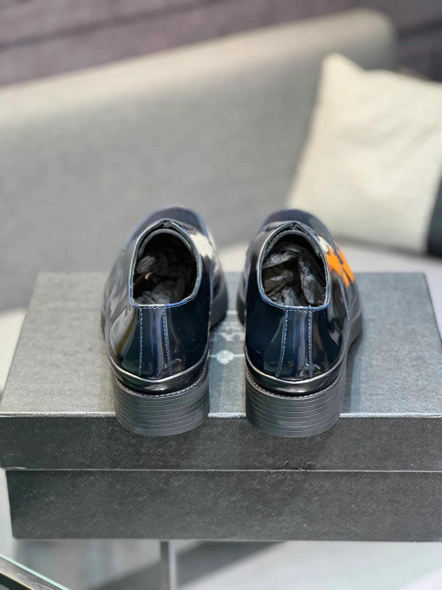 Men's clothing and shoes 💰860 Prada/Prada's new glossy leather loafers are made of open-edge beaded uppers imported from Italy, slip-on loafers style, large piece splicing design, durable and non-deforming, heavy-duty construction, exquisite mark stitching, same material ribbon decoration, blending classic and modern styles, lining with dyed calfskin, standard PRADA logo cowhide feet, original ultra-light matte texture and embossed leather outsole, light and not tired, excellent shock absorption effect, full foot comfort! Size: 39-44 (customized at 38.45)